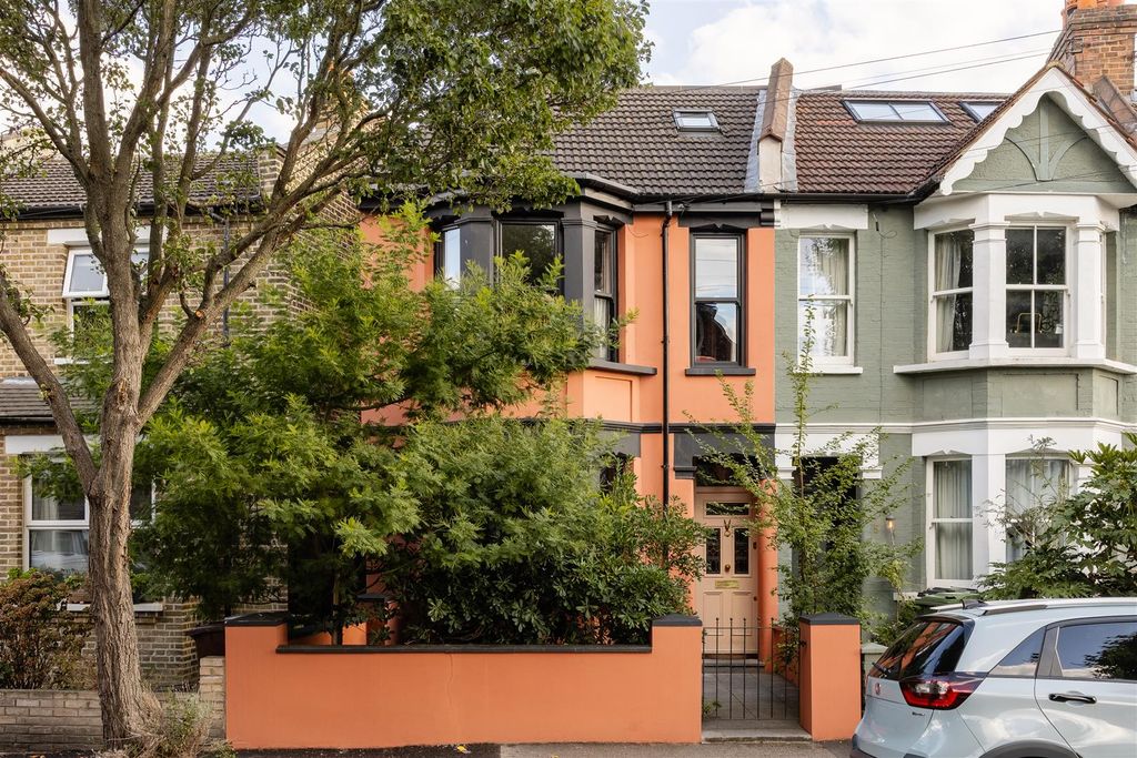 Property photo 1 of 39 Havant Road, E17