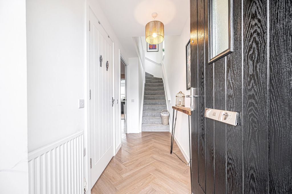 Property photo 2 of 30