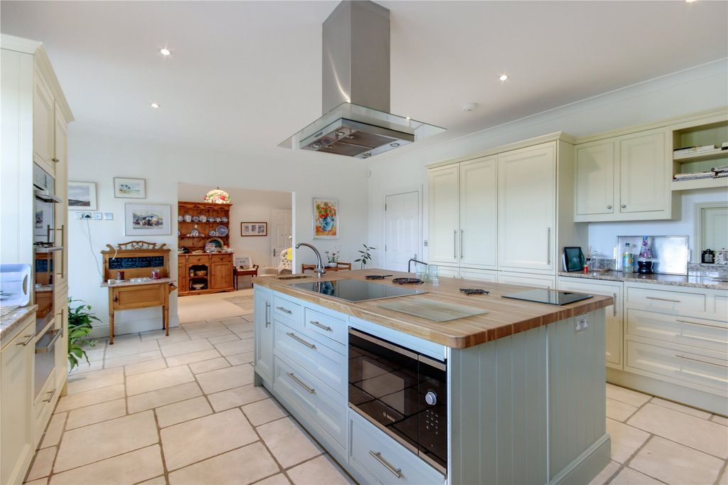 Property photo 3 of 20 Kitchen
