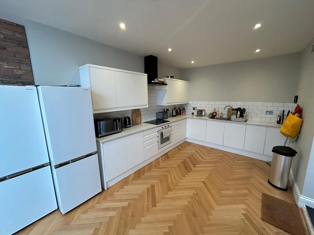 Property photo 3 of 9 Kitchen