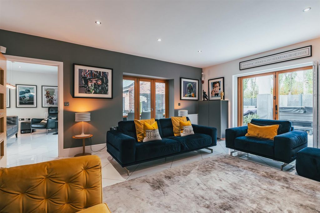 Property photo 3 of 40 Lounge