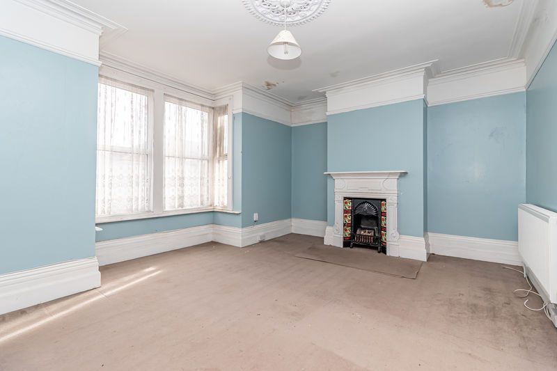 Property photo 2 of 19 .