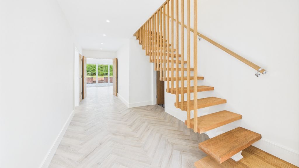 Property photo 3 of 46 4167268