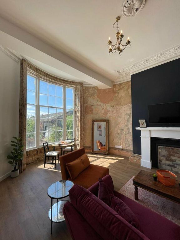 Property photo 2 of 6 A Bright And Spacious Modern Living Room With Eleg...