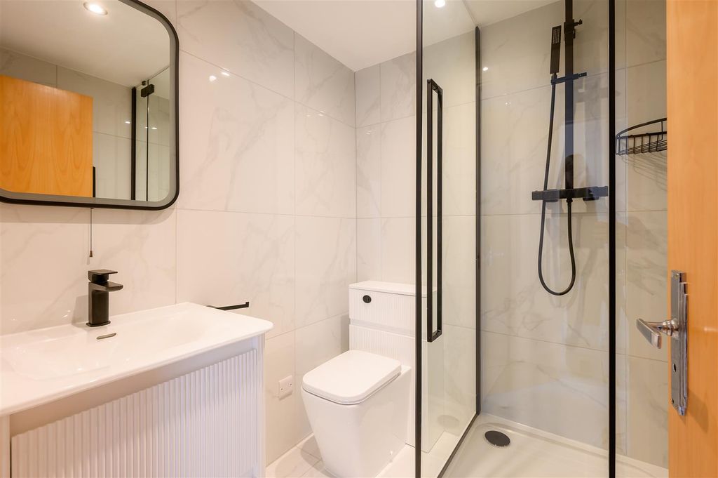 Property photo 3 of 16 En-Suite
