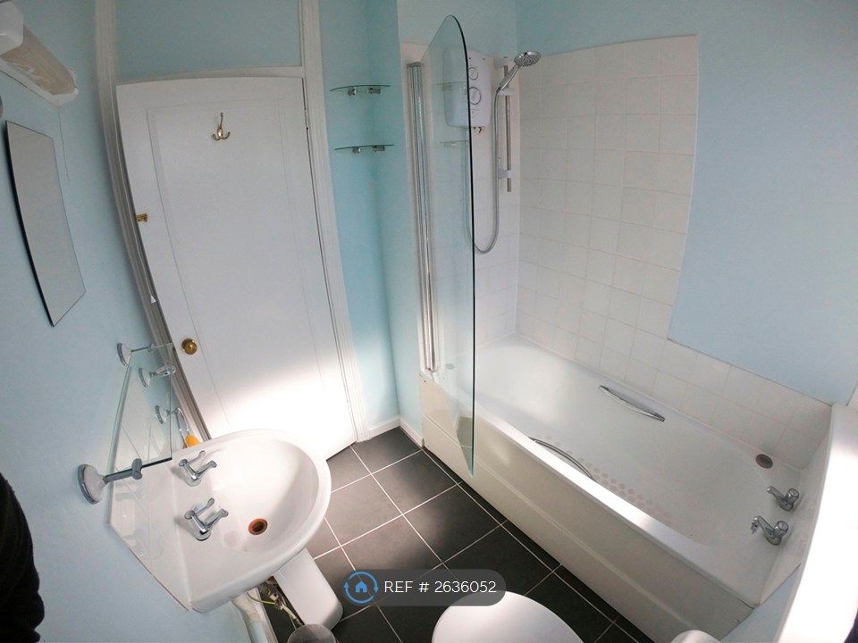 Property photo 3 of 11 Bathroom