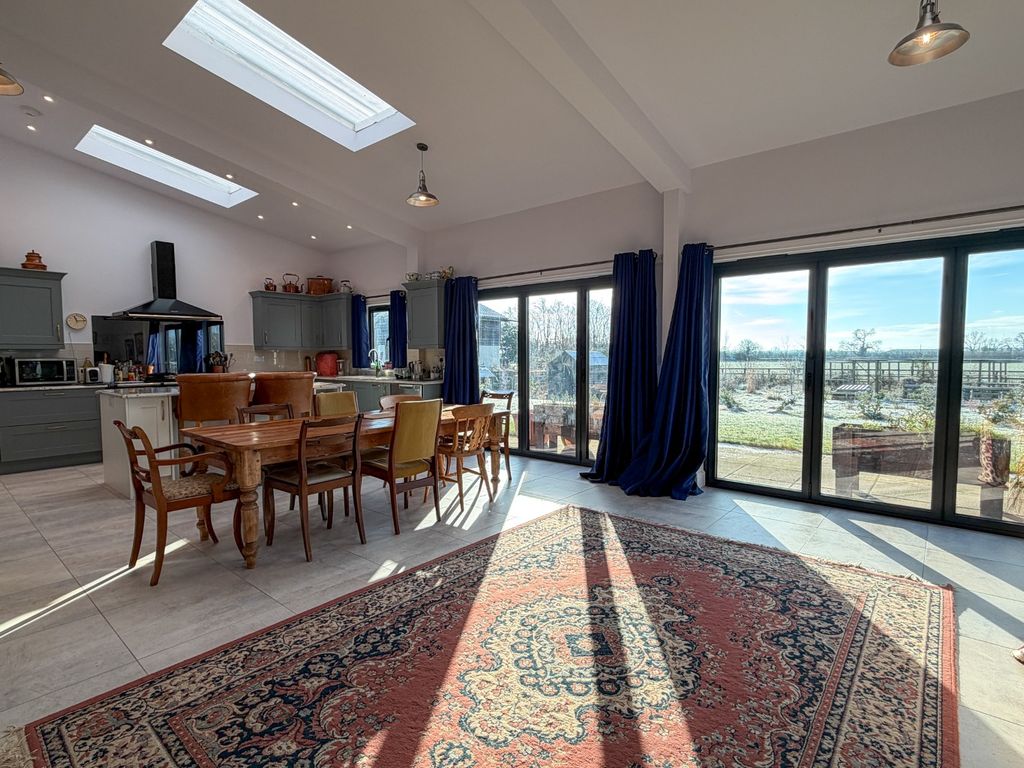 Property photo 3 of 36 2728769