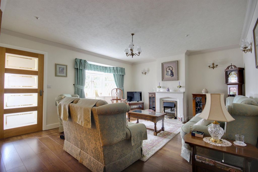 Property photo 1 of 21 Manor Road (10).Jpg