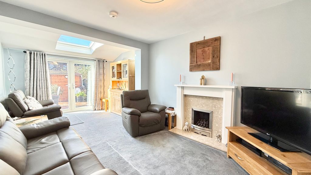 Property photo 3 of 17 Lounge