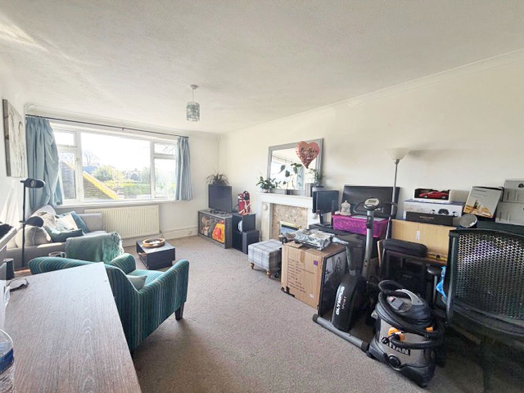 Property photo 3 of 8 Lounge