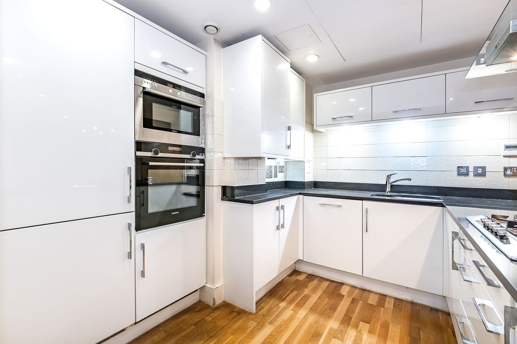 Property photo 3 of 11 Kitchen