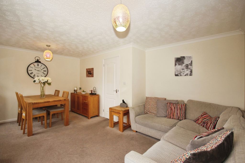 Property photo 3 of 17 Lounge