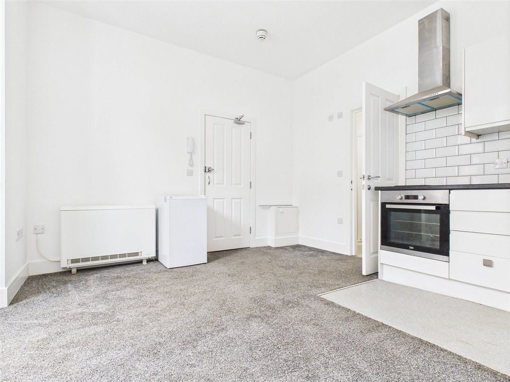 Property photo 3 of 7 Studio Room