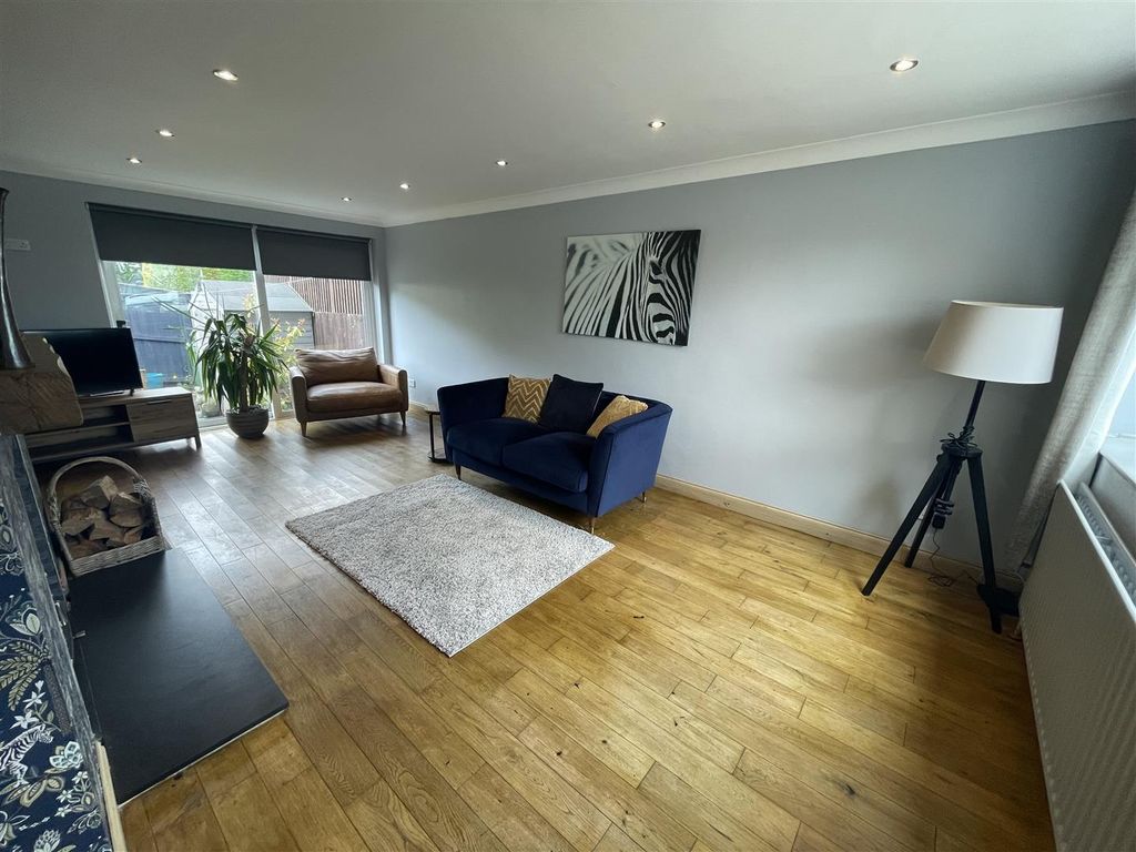 Property photo 2 of 23 92 Heathmeads 5.Jpg