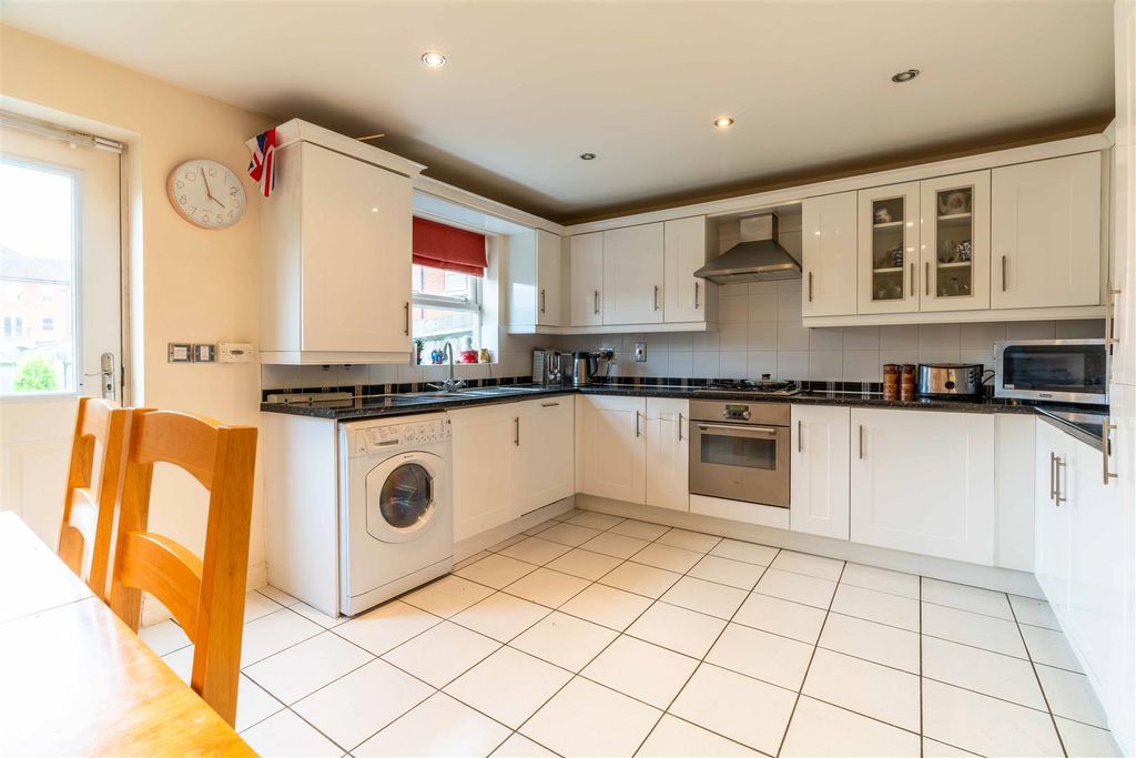 Property photo 2 of 25 Fully Fitted Kitchen Diner