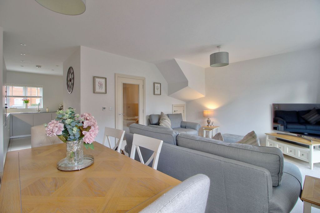 Property photo 2 of 18 Sociable Semi-Open Plan Living