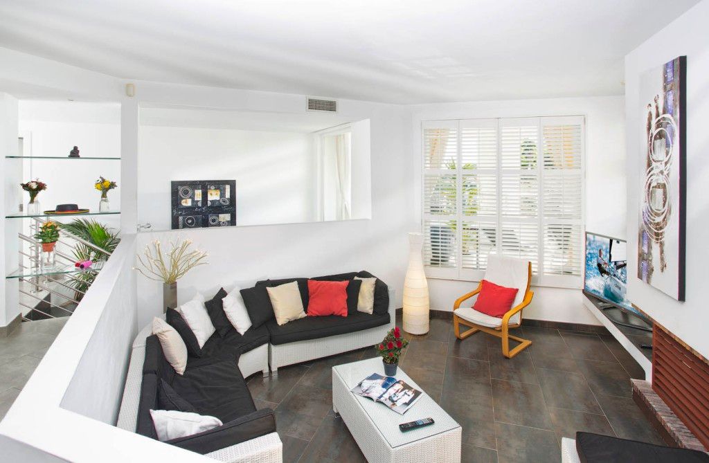 Property photo 2 of 20 Salon - Hres