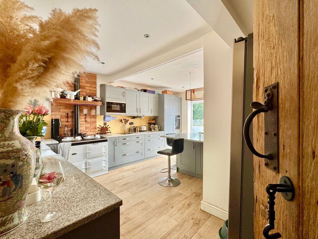 Property photo 3 of 28