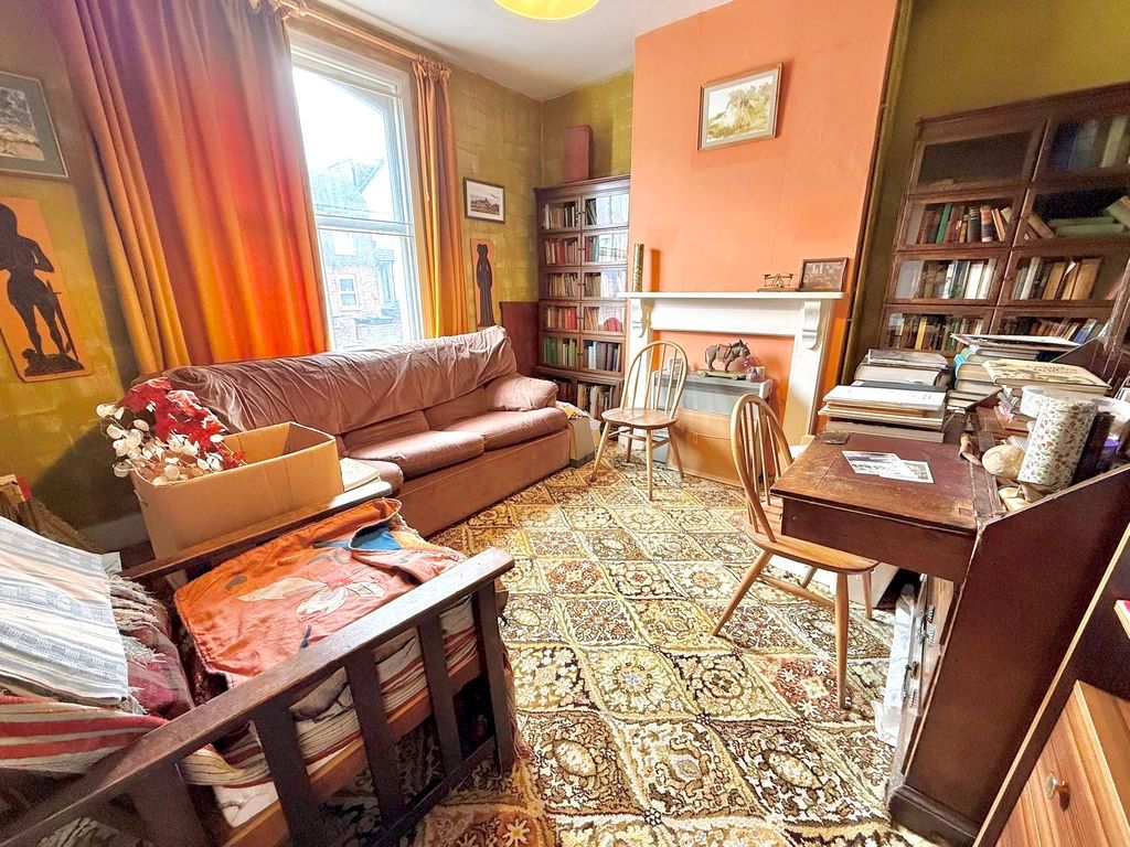 Property photo 3 of 16 Lounge