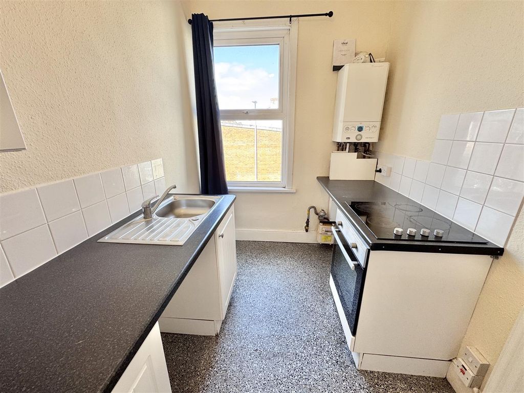 Property photo 3 of 10 Kitchen