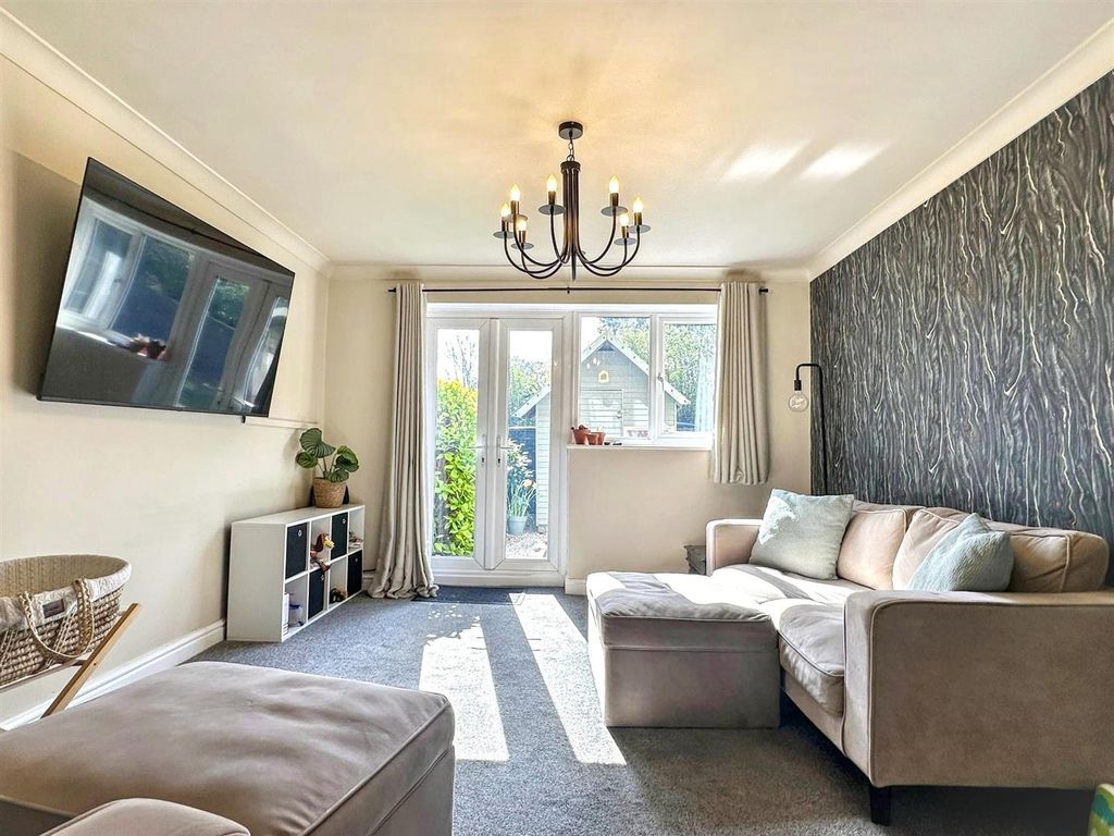 Property photo 3 of 25 Lounge