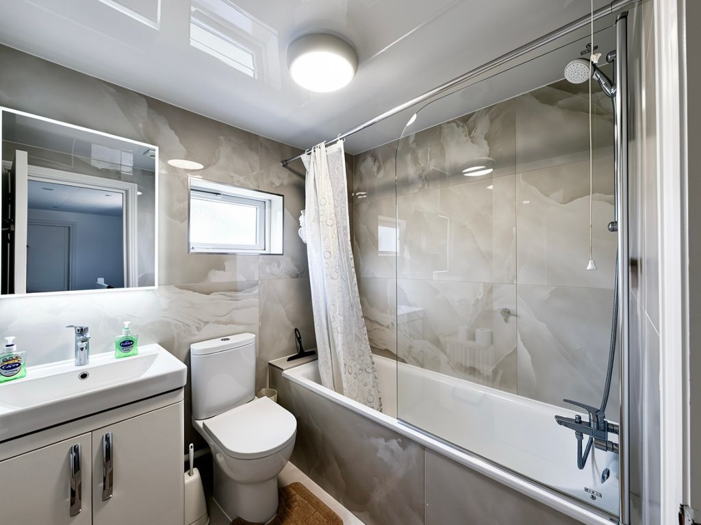 Property photo 3 of 12 Family Bathroom