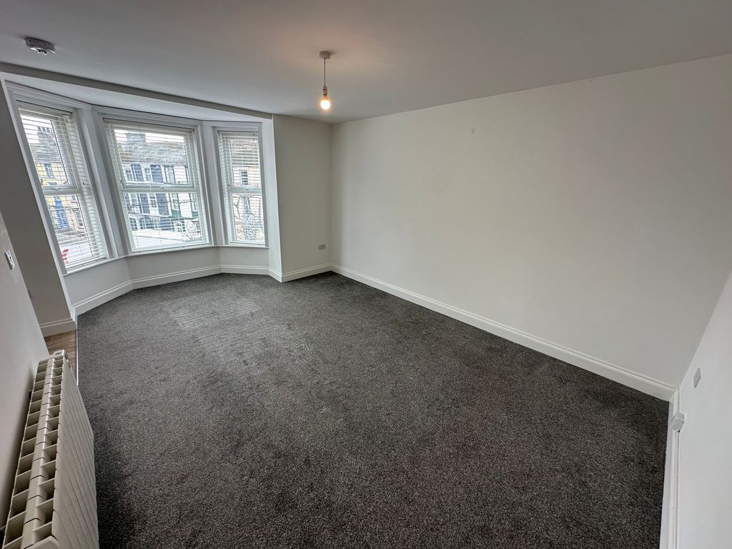 Property photo 1 of 6 Living Room
