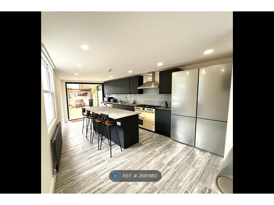 Property photo 2 of 9 Large Shared Kitchen With An Island