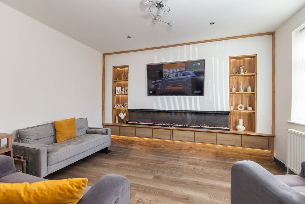 Property photo 2 of 18 Lounge