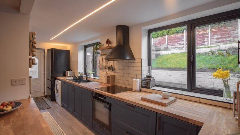 Property photo 3 of 10 Kitchen