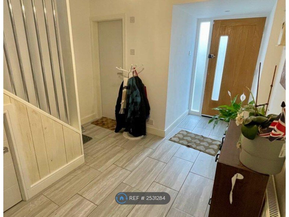 Property photo 2 of 11 Shared Entrance Lobby