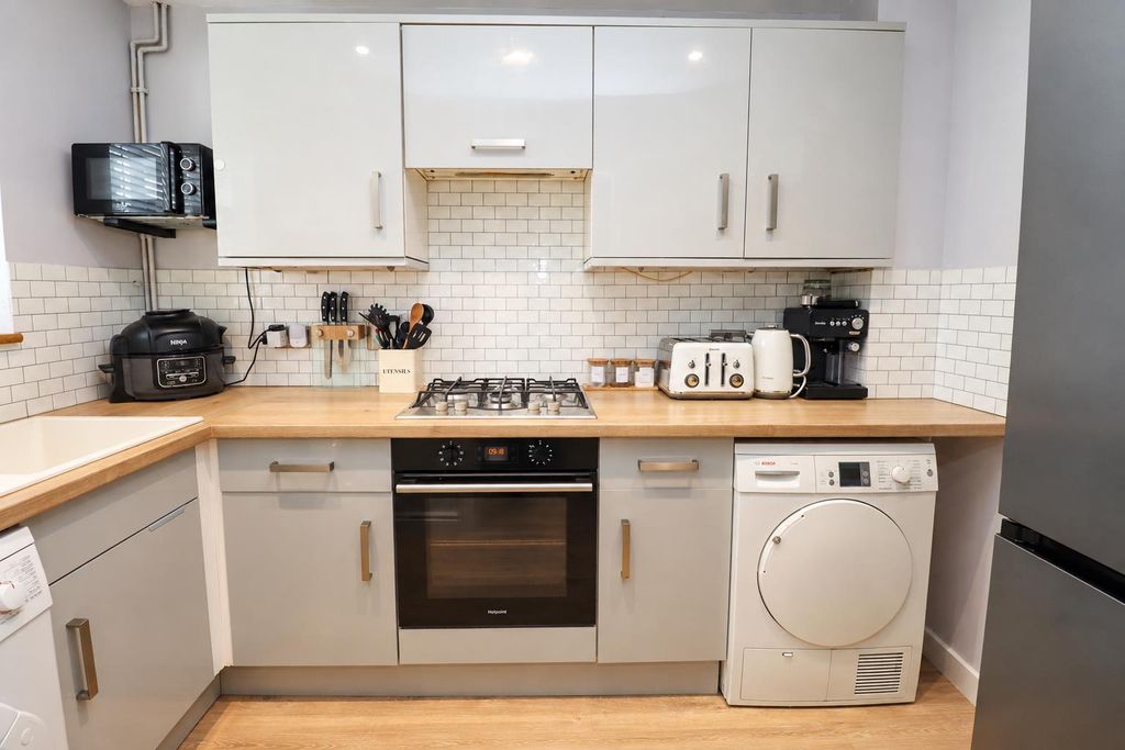 Property photo 3 of 16 Kitchen