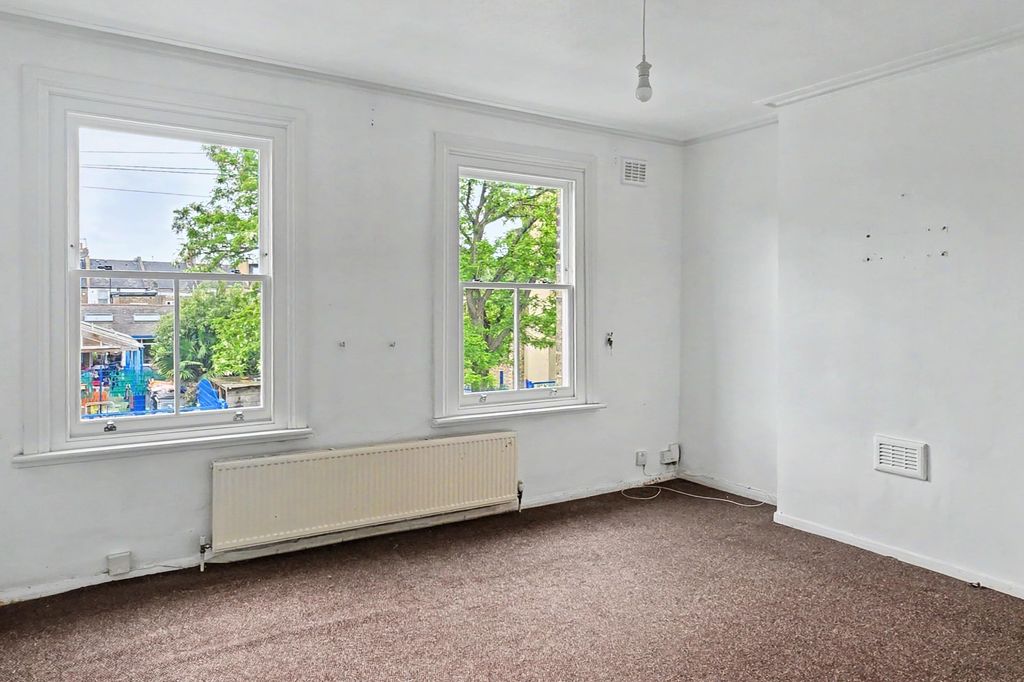 Property photo 3 of 11 66B Gayford Road, London W12 9Bw