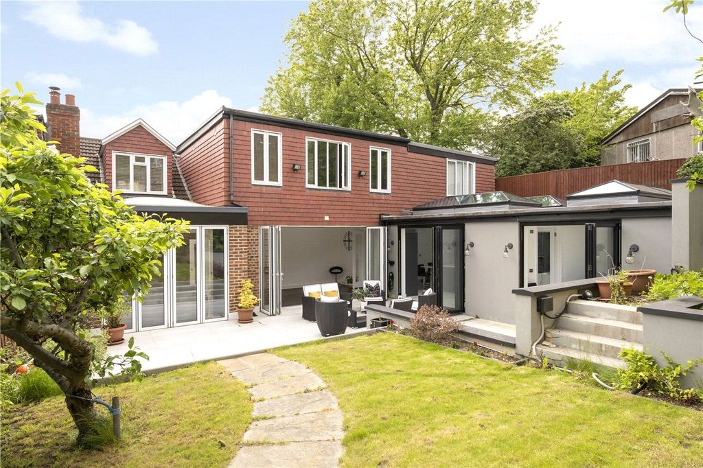 Property photo 2 of 27 Garden