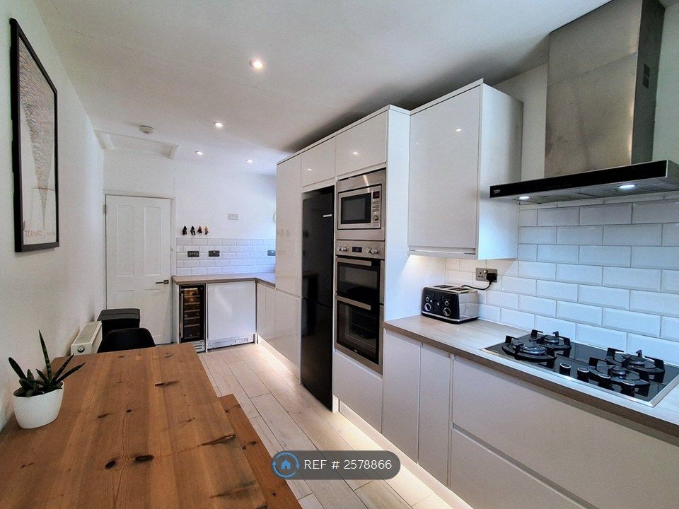 Property photo 3 of 22 Kitchen 2