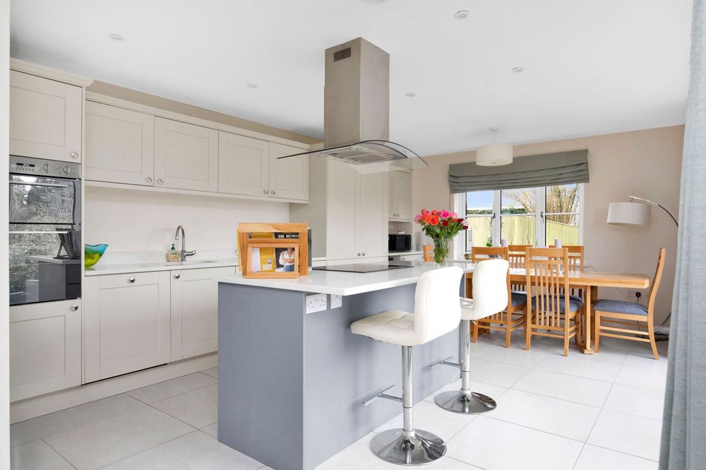 Property photo 2 of 34