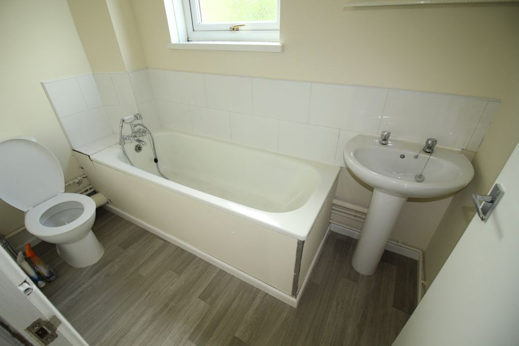 Property photo 3 of 9 Bathroom
