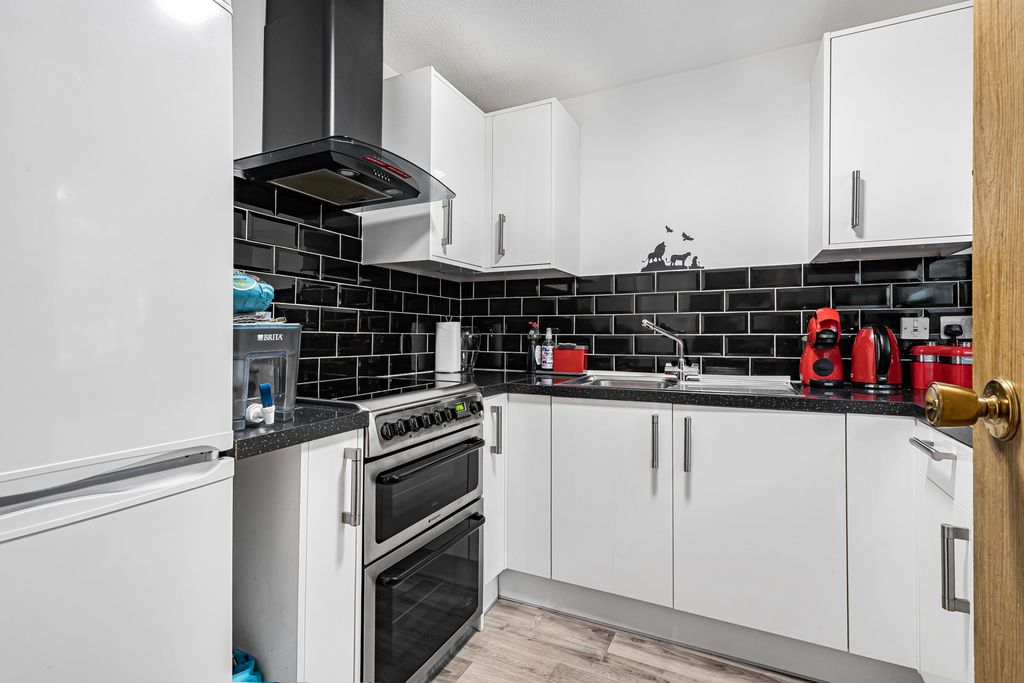 Property photo 3 of 18 Kitchen