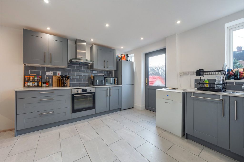 Property photo 2 of 27 Picture No. 11