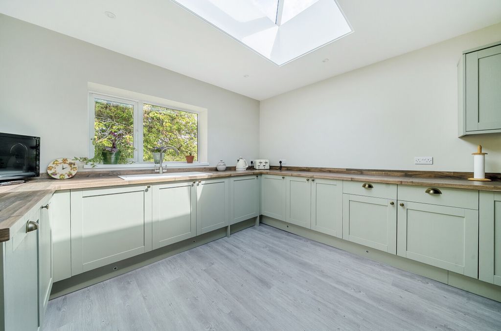 Property photo 3 of 11 Kitchen