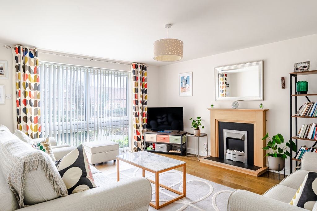 Property photo 2 of 19 Lounge1