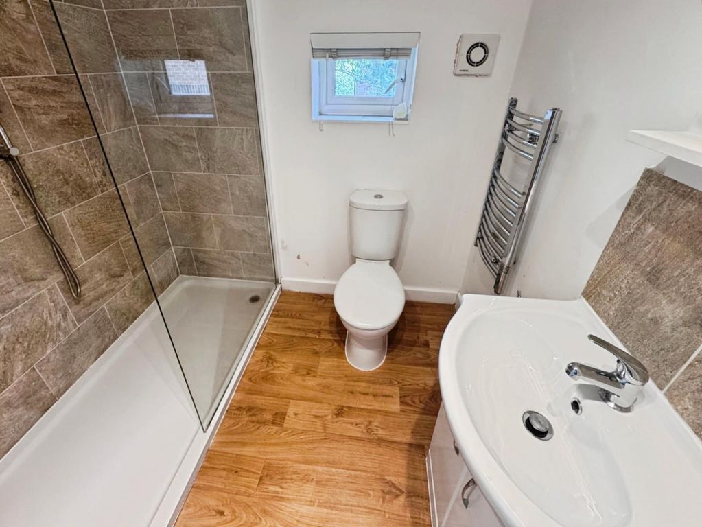 Property photo 1 of 7 Bathroom.Jpg