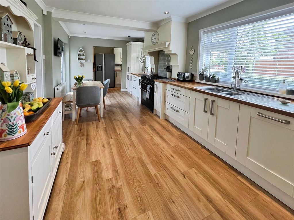 Property photo 3 of 22 Dining Kitchen
