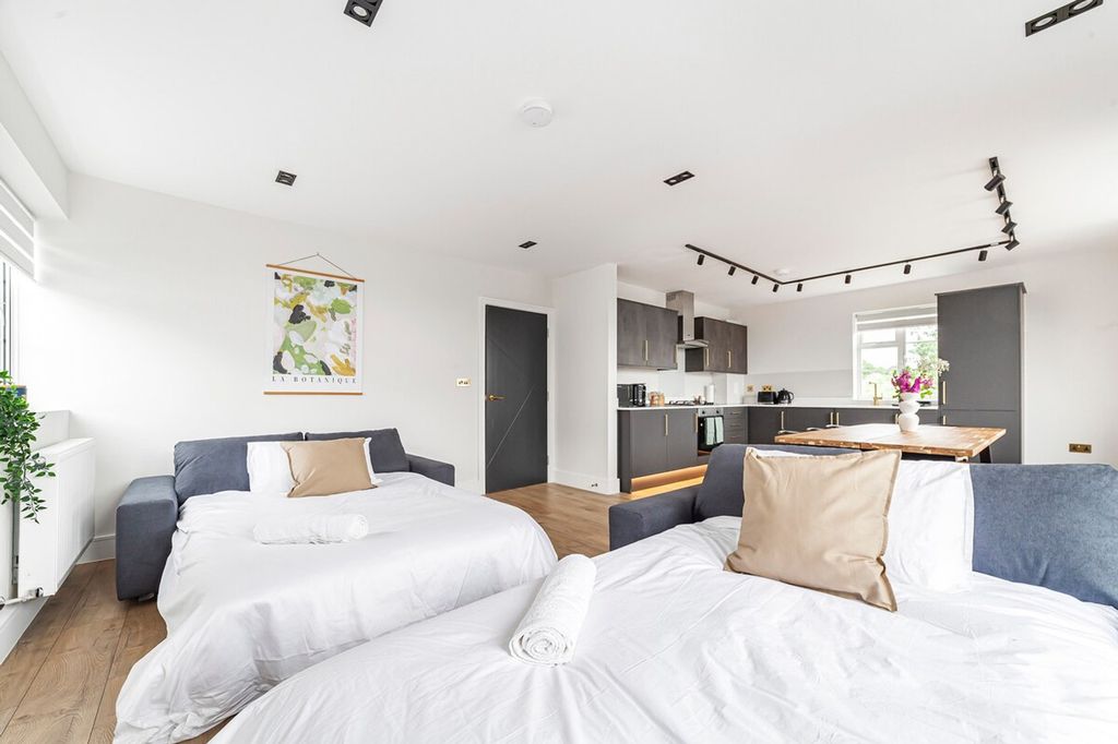 Property photo 1 of 41 Living Room