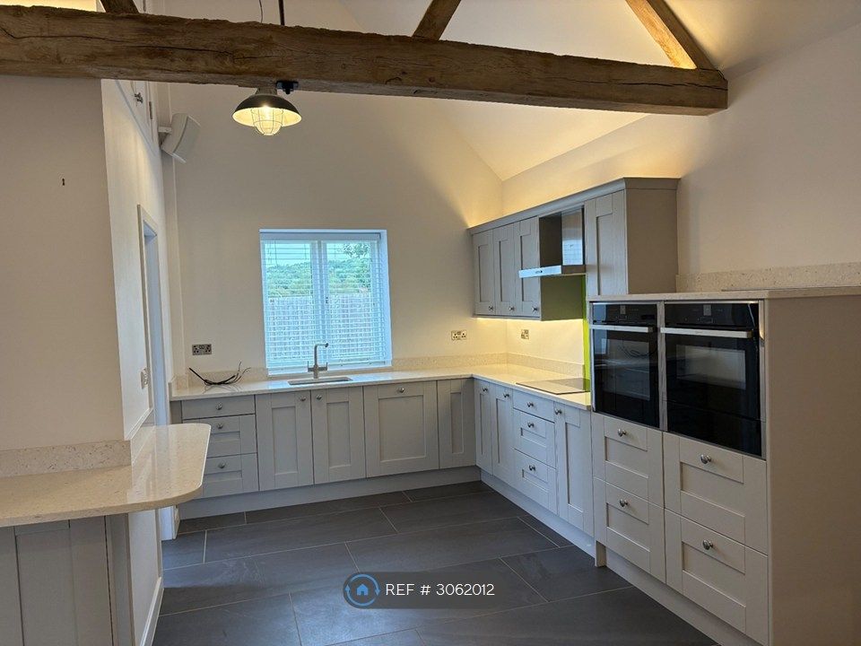 Property photo 3 of 18 Kitchen