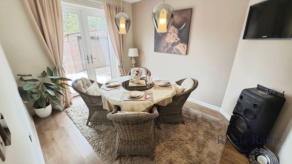 Property photo 3 of 16 Dining Room/Bed 3