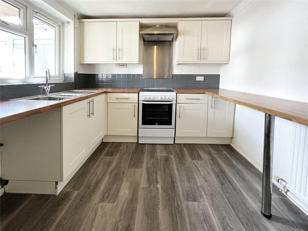 Property photo 3 of 10 Kitchen