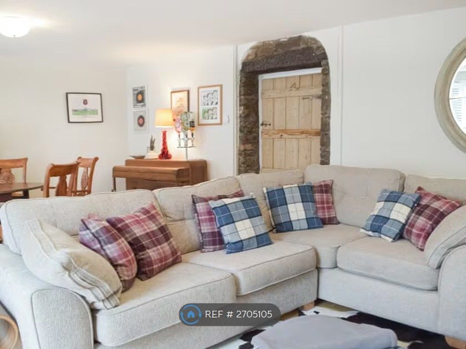 Property photo 1 of 17 Lounge