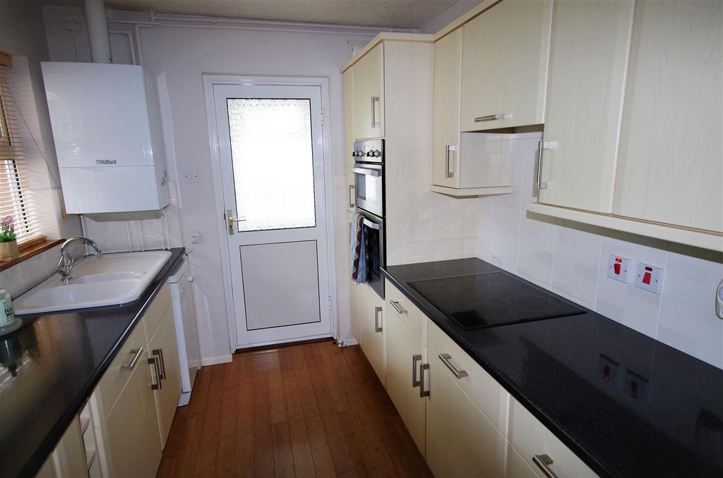 Property photo 3 of 10 Kitchen