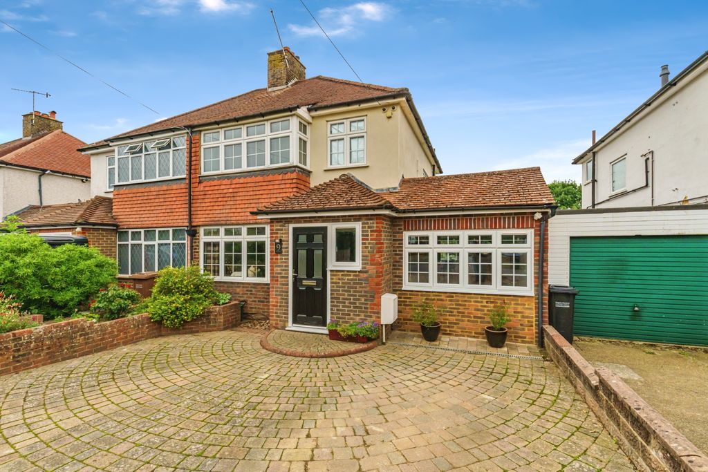 Property photo 1 of 16 Front 2